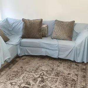 Lovely 2-bedroom, 1 Bathroom Home, Sleeps 4 , London United Kingdom