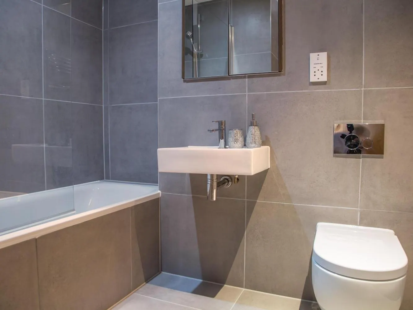Central Tower Bridge Apartment London